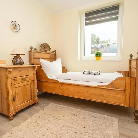 Holiday home Hafenkoje Vareler Hafen Varel